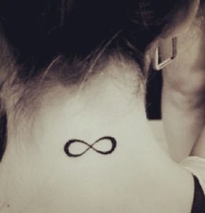 tatuaggio piccolo infinito collo donna significato