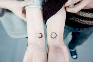 tatuaggio piccolo sole luna donna significato
