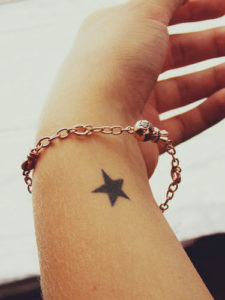 Tatuaggi piccoli stella donna mano